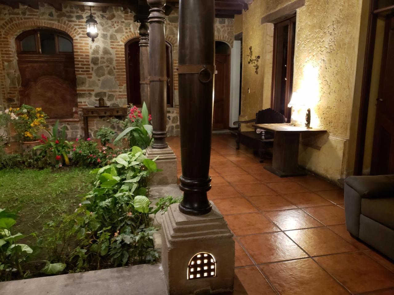 La Casa De La Alameda Bed & Breakfast Antigua Exterior photo